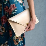 Leather clutch in nude